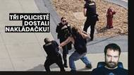 Videorozbor: Agresivní muž zmlátil a zesměšnil tři policisty